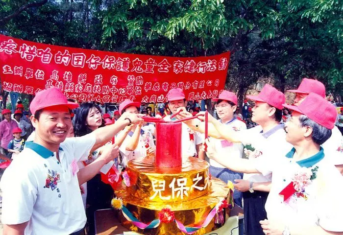 發動「修正兒童福利法」之連署，促使兒童福利法於1993年修正